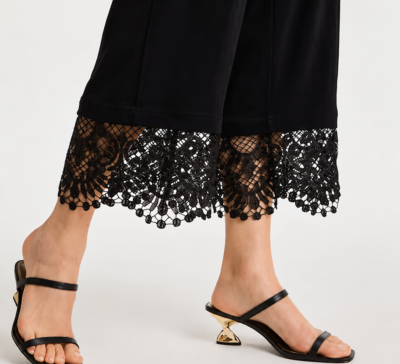 LUNAPA | Women’s Travelers Lace-Trim Cropped Pants